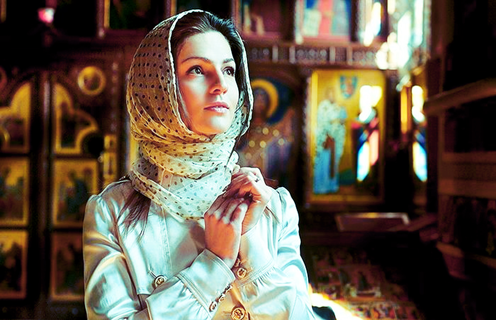 Женщина в платке в храме. Девушка в храме. Женщина молится в храме. Красивые девушки в церкви. Православная женщина.