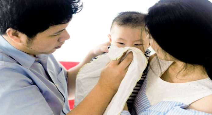 Metode terbaik untuk membersihkan hidung meler Anak-anak Anda